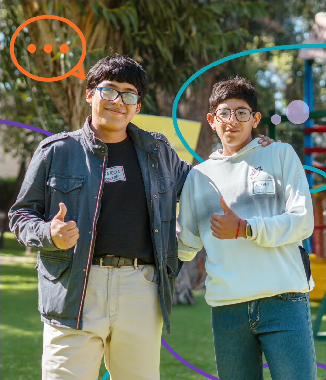 Dos jóvenes sonriendo al aire libre