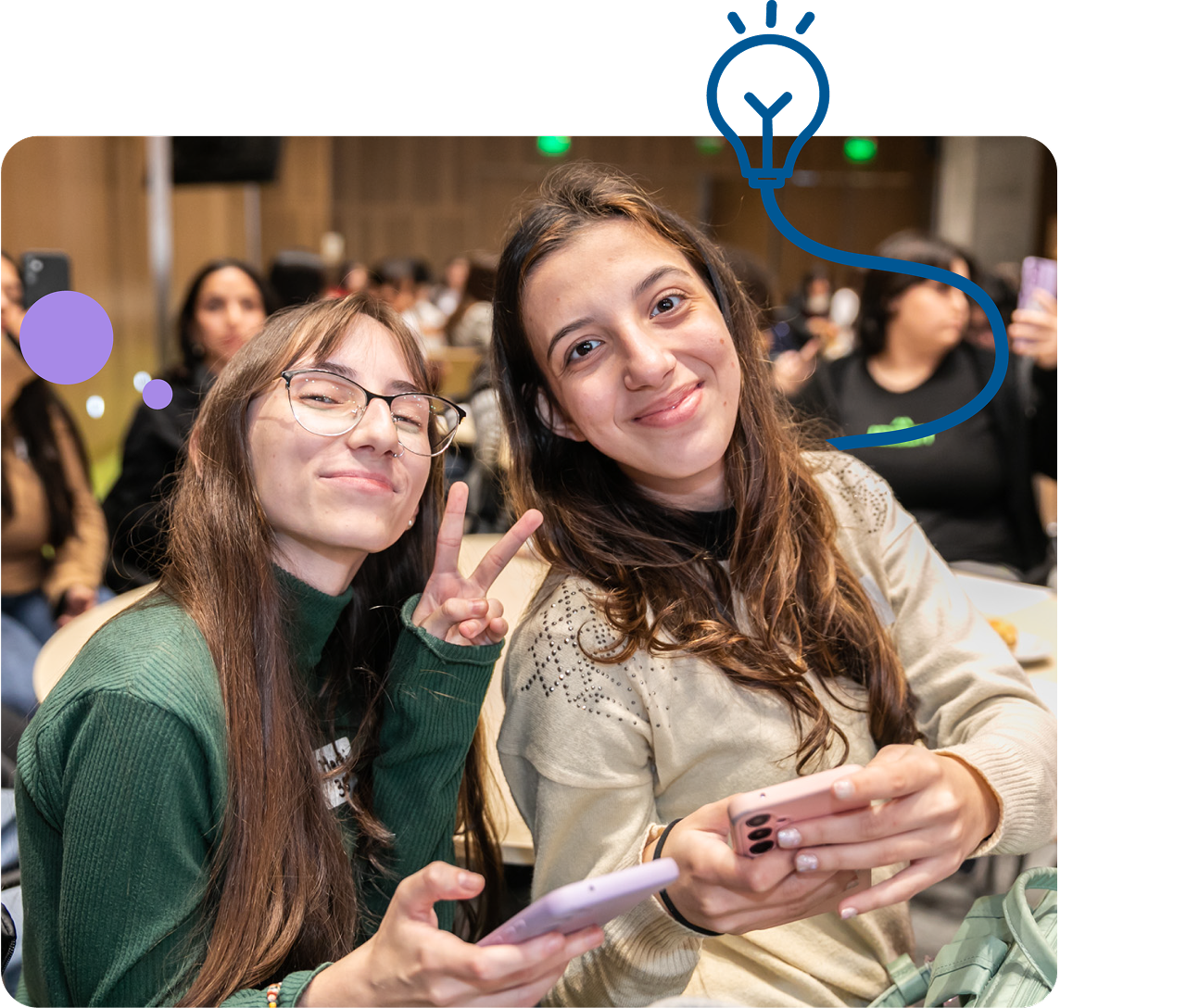 Dos jóvenes sonriendo en una jornada de EMpower